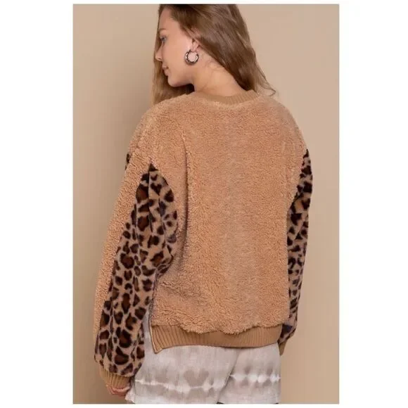 𝅺sherpa Top with Leopard Print - Picture 3 of 9